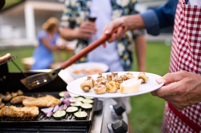 バーベキューグリルから食材を取り分ける
