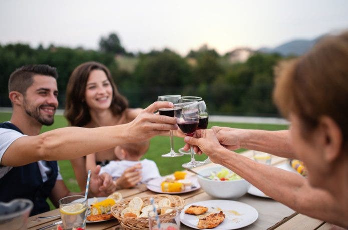 ワインで乾杯する人たち