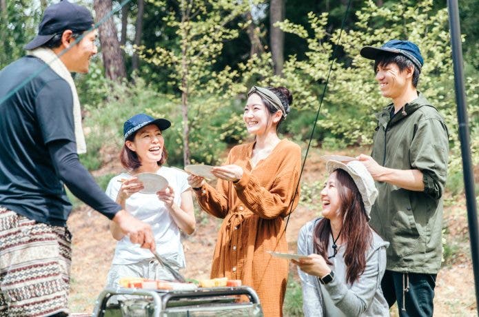 バーベキューを楽しむグループ