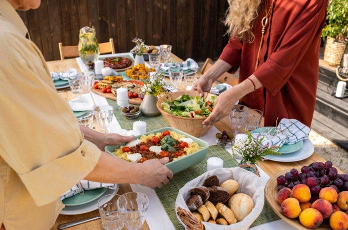 バーベキューの食卓をセッティングする