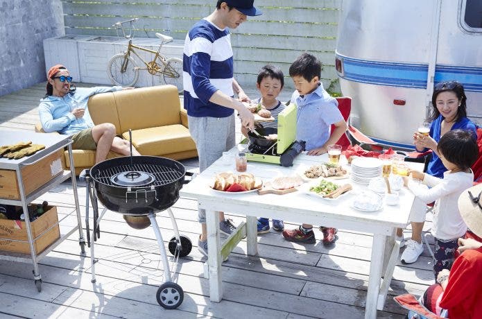 バーベキューをする家族