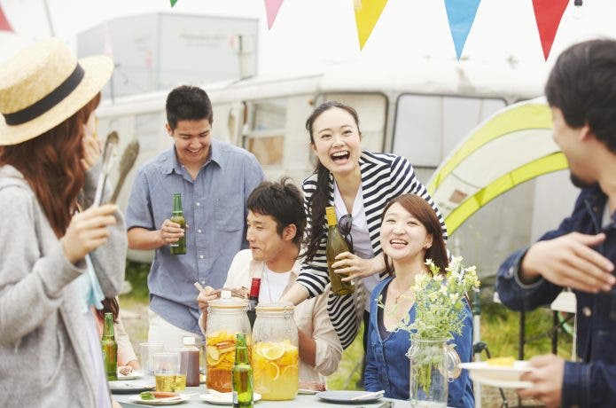 バーベキューを楽しむ大人