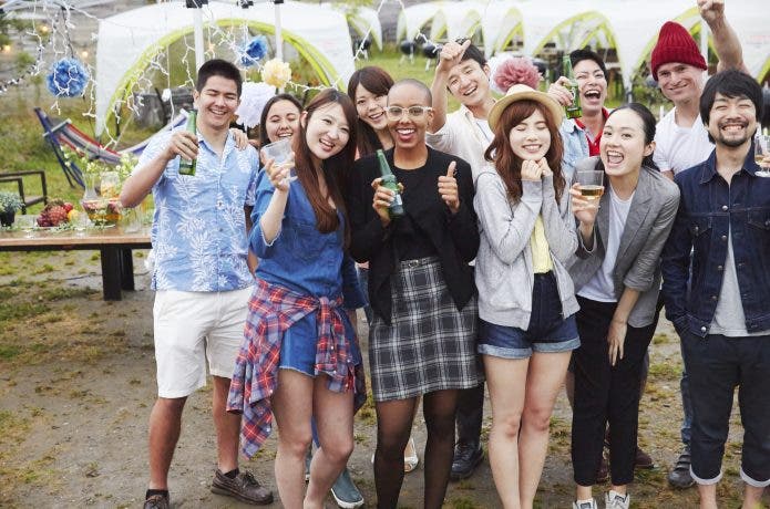 パーティを楽しむ大人