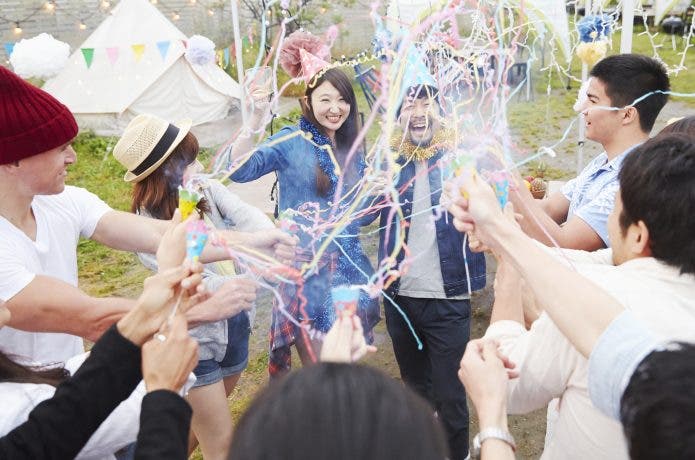 パーティを楽しむ男女