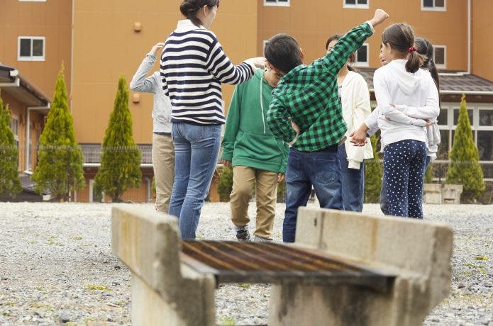 大人と子どもが集まる
