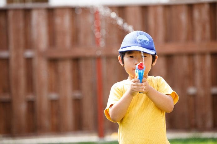 水鉄砲を打つ男の子