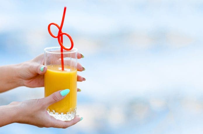 飲み物を持つ手