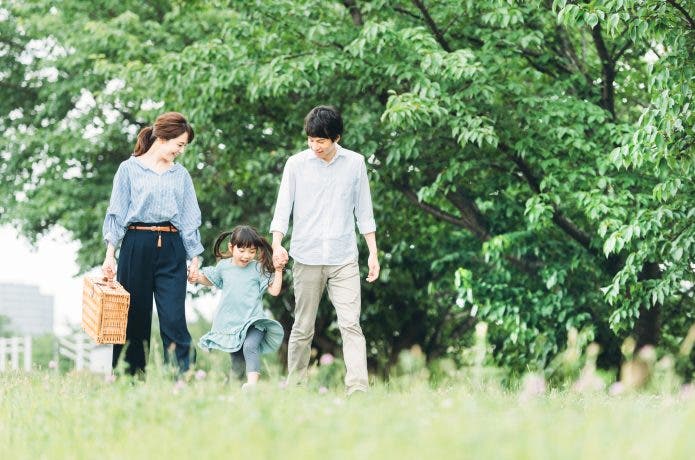手を繋いで歩く親子