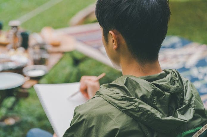 絵を描く男性の後ろ姿