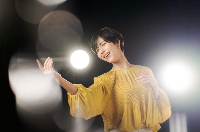 ジェスチャーを出す女性