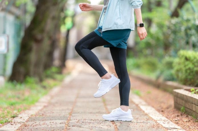 足踏みをする人