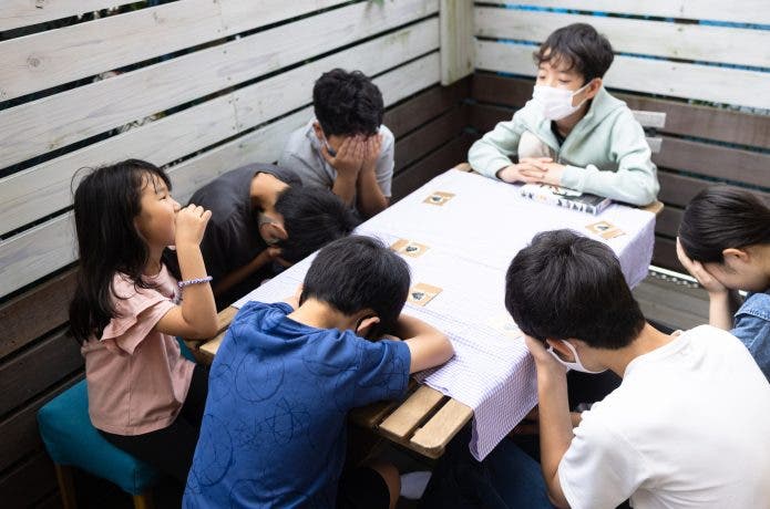 ボードゲームで遊ぶ子ども