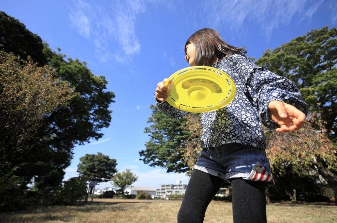 フリスビーを投げる女の子