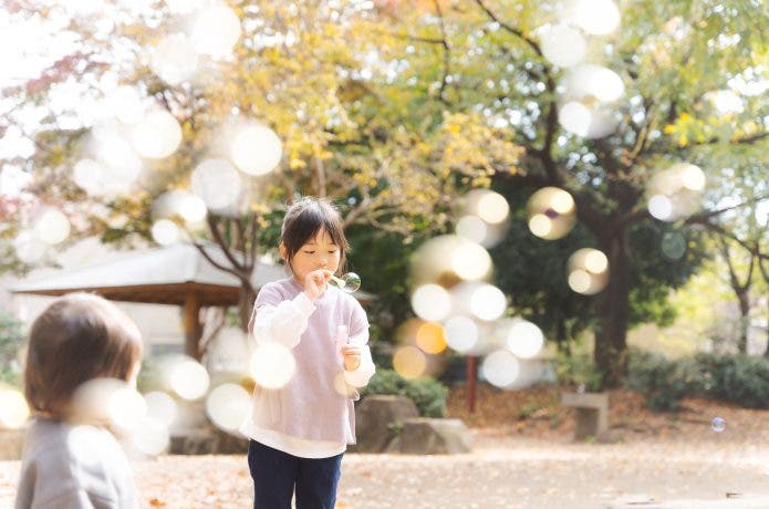 シャボン玉で遊ぶ子ども