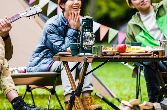 バーベキューを楽しむ大人