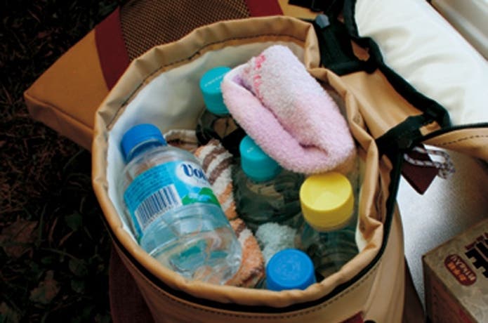 飲み物が入ったソフトクーラー