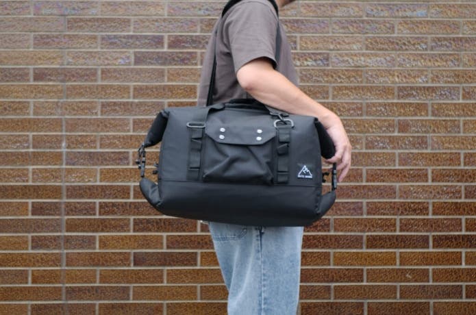 ソフトクーラーを持ち運んでいる人