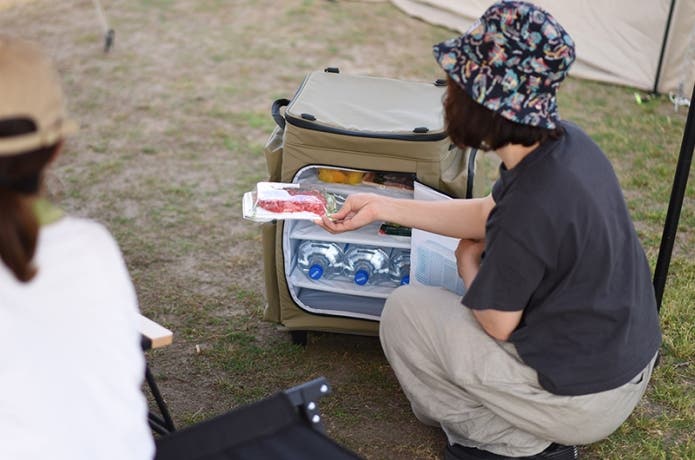 ソフトクーラーからお肉を取り出す人