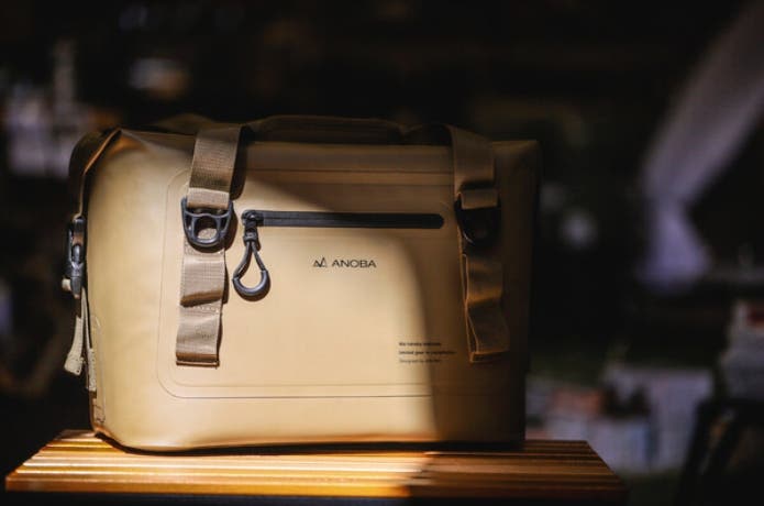 テーブルに置かれたソフトクーラー