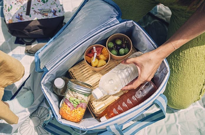 ペットボトルをクーラーから取る人