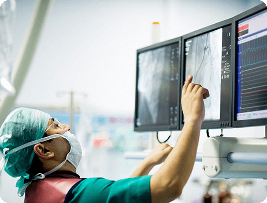 radiologist-analyzing-scan