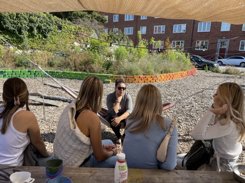 IMG_4589 Jeanette Berga samtalar med elever