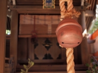 神社で手を合わせる