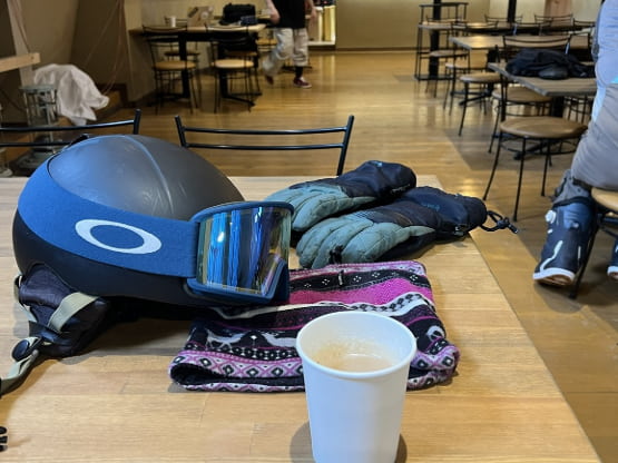 夏油高原スキー場2025年12月 カフェ&バーで休憩 温かいカフェラテ