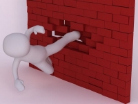 壁をキックして破壊する画像