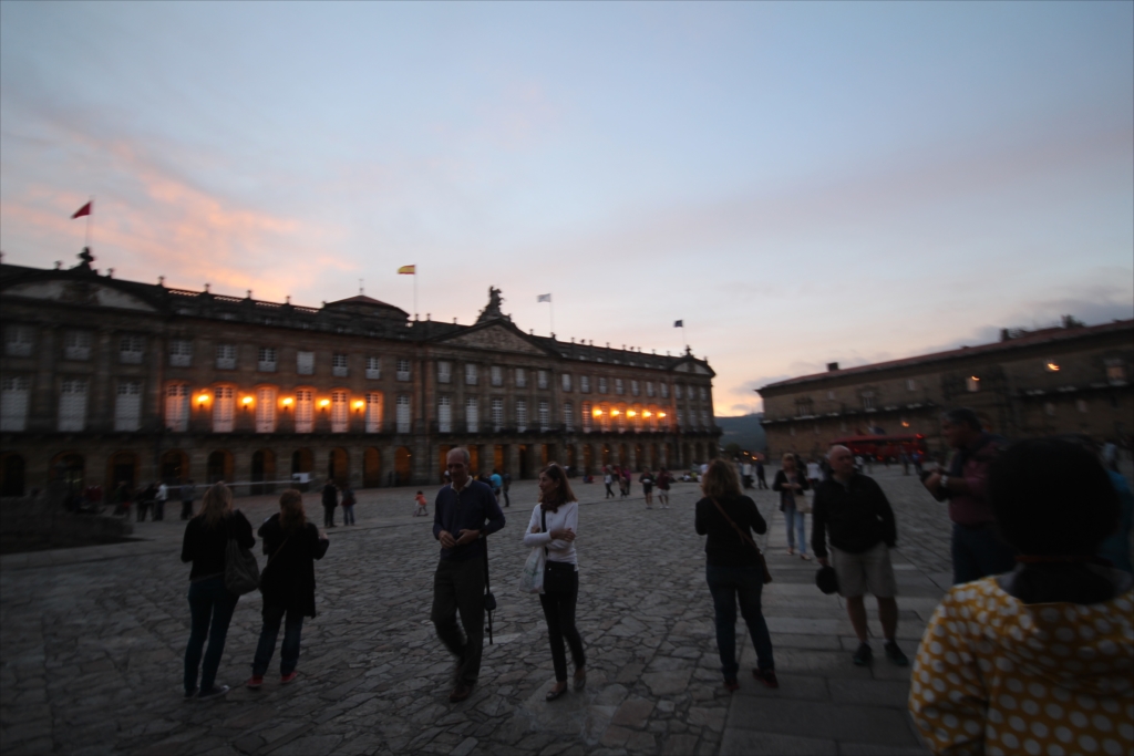 自治体庁舎も宵闇にとけようとしていた_1