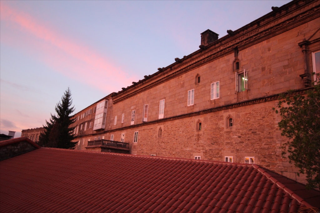 パラドールの相当に深い奥行にも夕日が当たる