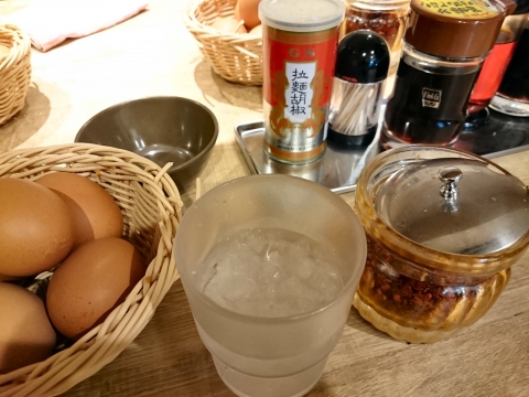 カウンター卓上@徳島ラーメン東大