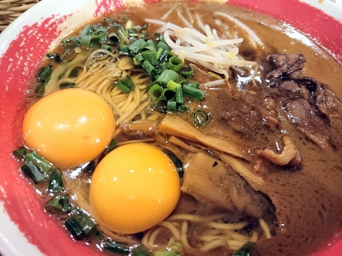徳島ラーメンに生卵投入@徳島ラーメン東大