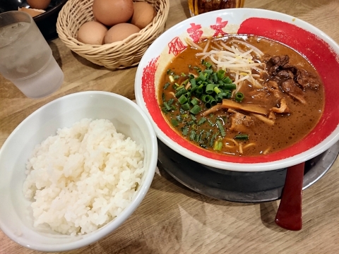 徳島ラーメンには白ご飯@徳島ラーメン東大