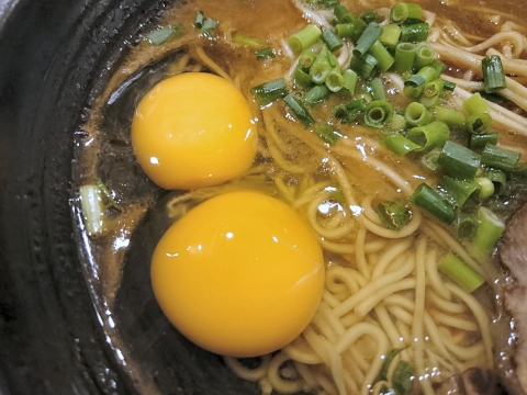 東大ラーメンに生卵投入@徳島ラーメン東大