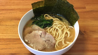 宅麺で「横浜家系ラーメン 作田家 暴君RA-MEN」を注文してみました!ストレートに美味い家系のクセになる一杯!