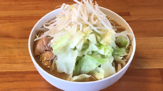 宅麺で「らーめん バリ男 らーめん(特製唐花付き)」を注文してみました!豚骨の旨味がすっきりと利いた二郎インスパイア系の一杯!