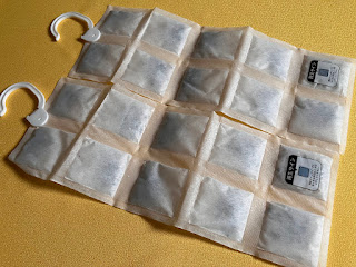 ダイソーのくり返し使える除湿シート2枚を湿気が気になるロッカーに設置すると