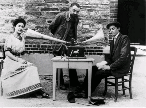 Le linguiste Ferdinand Brunot, au centre de la photo, lors d'une collecte sonore en province