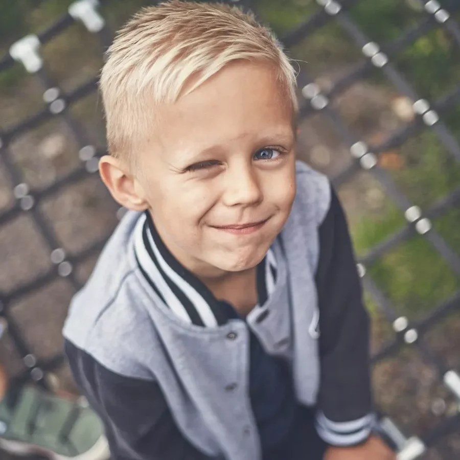 Dreng blinker med det øjne