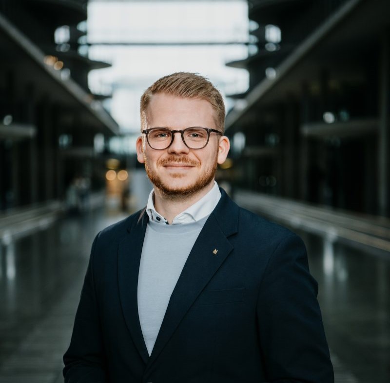 Tim-Kluessendorf-800×1200