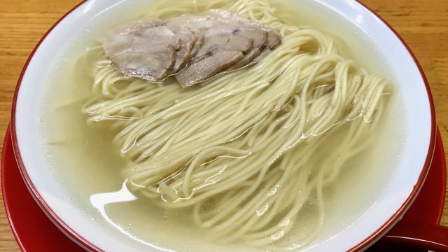 2時間で売り切れる!ラーメン好きが列をなす透明な豚骨スープのラーメン 2時間で売り切れる!ラーメン好きが列をなす透明な豚骨スープのラーメン
