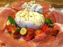 生ハム盛り盛り!併設のチーズ工房で手作りしたブッラータチーズが旨い店 生ハム盛り盛り!併設のチーズ工房で手作りしたブッラータチーズが旨い店