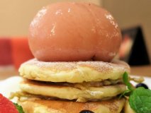 桃の中には〇〇〇〇が! 人気店でまた会える「まるごと桃のパンケーキ」 桃の中には〇〇〇〇が! 人気店でまた会える「まるごと桃のパンケーキ」