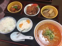 クリーミーな絶品担々麺に料理3品とデザートも!老舗中華屋の満足ランチ クリーミーな絶品担々麺に料理3品とデザートも!老舗中華屋の満足ランチ