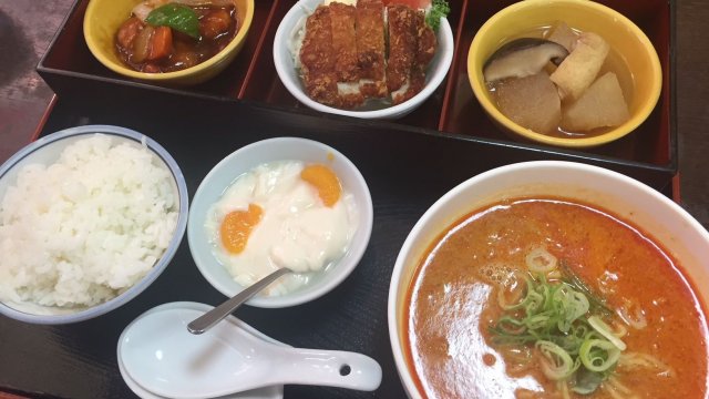 クリーミーな絶品担々麺に料理3品とデザートも!老舗中華屋の満足ランチ クリーミーな絶品担々麺に料理3品とデザートも!老舗中華屋の満足ランチ