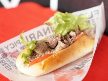 伏見稲荷で話題!焼肉屋さんの黒毛和牛が盛り盛り「究極の肉ぱん」が凄い 伏見稲荷で話題!焼肉屋さんの黒毛和牛が盛り盛り「究極の肉ぱん」が凄い