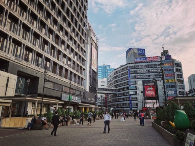 池袋駅の西口の周辺風景