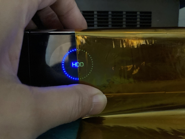 黄色いセロファンを貼ると緑と水色の間くらいの色になる