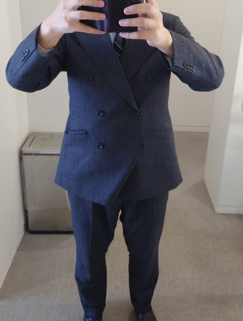 Zerbinoで仕立てたダブルスーツの着用全身写真